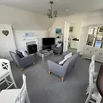The Upper Deck - Fantastic Sea Views *