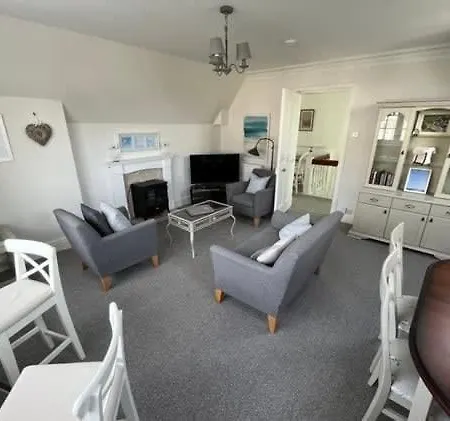 The Upper Deck - Fantastic Sea Views *